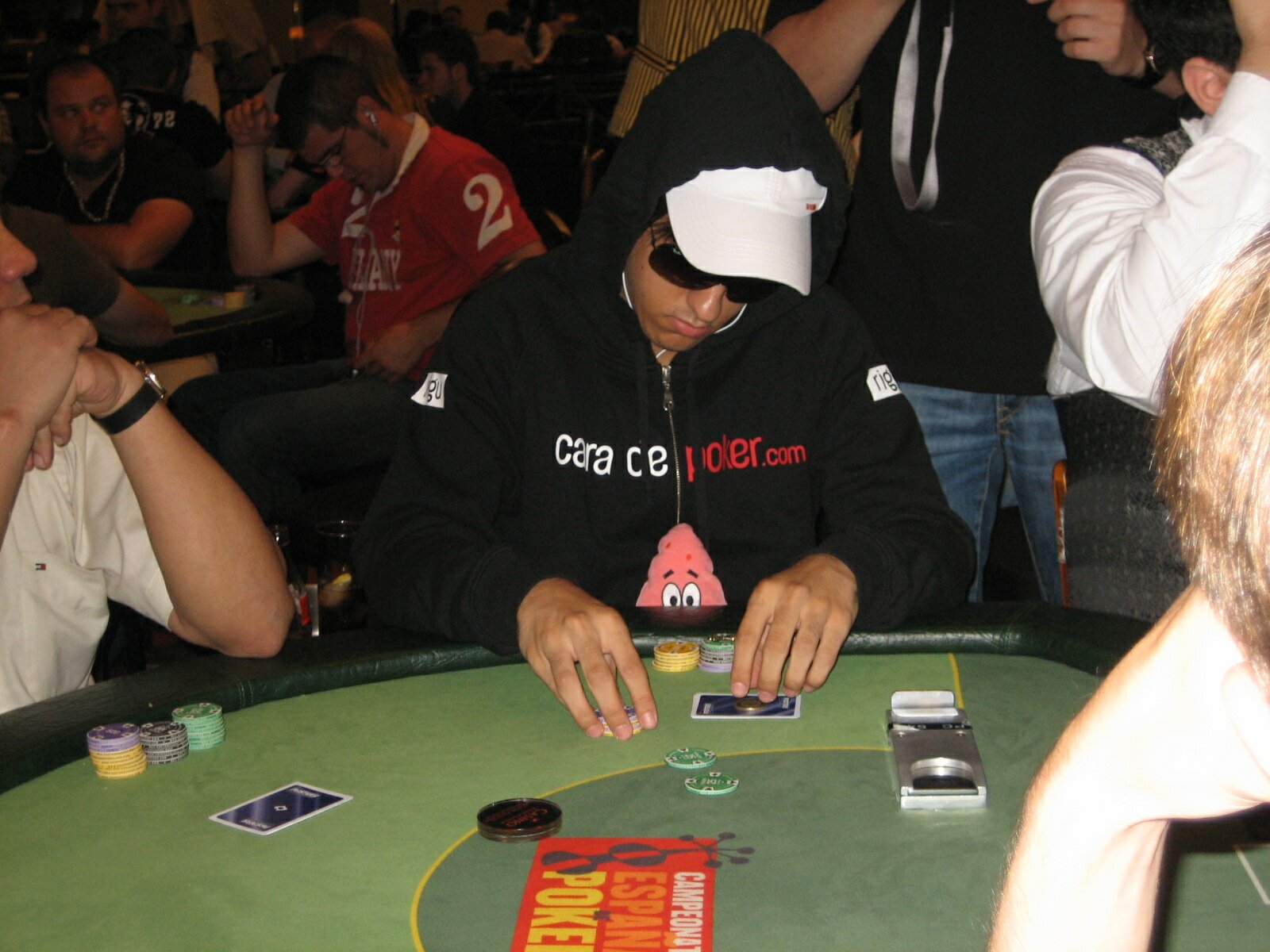 rigu jugando un torneo de poker en vivo con sudadera de Cara de Poker